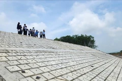 Terraplén antierosión en la margen derecha del río Buoi, aldea Dinh Hung, comuna de Kim Tan (Thanh Hoa). (Foto: VNA)