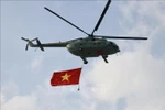 La bandera nacional ondea en el cielo mientras nos dirigimos hacia la ciudad de Ho Chi Minh. (Foto: VNA)