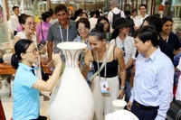 Visitantes internacionales exploran la cerámica vietnamita Chu Dau