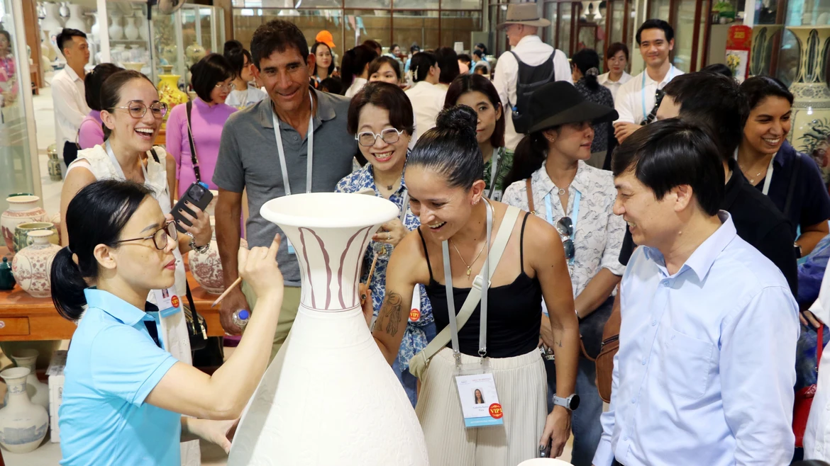 Visitantes internacionales exploran la cerámica vietnamita Chu Dau